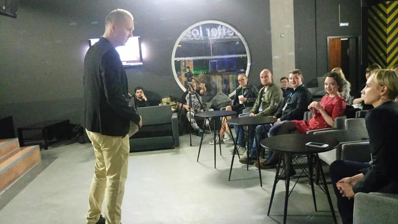 Леонид Петров выступает перед командами в Maza Park